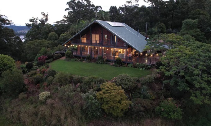 Newee Creek Chalet De Esquí | Chalet overlooking valley & ocean 15min to beach, alfresco dinning, 8m fireplace