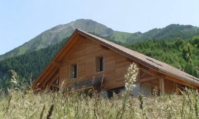 Saint-Leger-les-Melezes Chalet De Esquí | Chalet emparejado con unas vistas impresionantes.