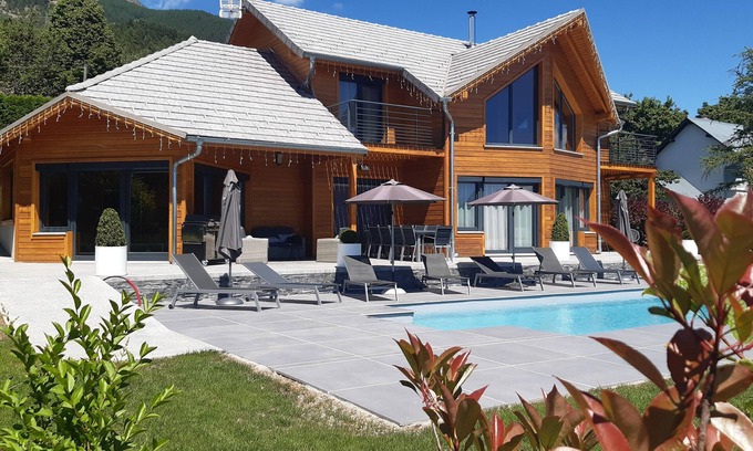 Puy-Saint-Eusebe Chalet De Esquí | CHALET PAULANTOINE con PISCINA Y ÁREA DE BALNEOTERAPIA