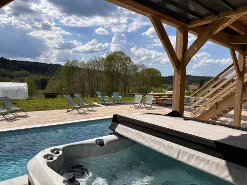 Gerbepal Chalet De Esquí | Chalet PLUME D'EAU - jacuzzi, piscine et pétanque