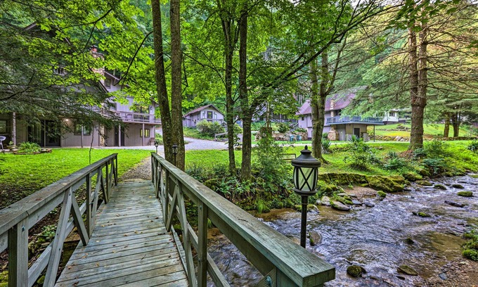 Roan Mountain Cabina | Chalet Retreat: Cozy Cabin w/ On-Site Creek!