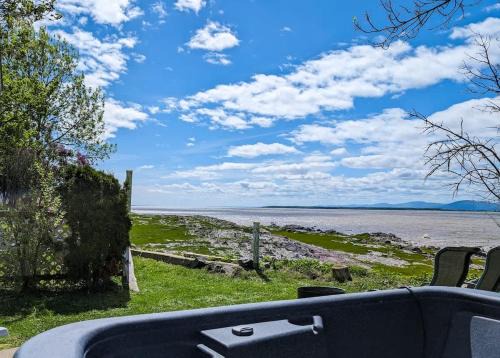 Cap-Saint-Ignace Chalet De Esquí | Chalet Studio #3 Waterfront with Spa Fireplace & Wifi