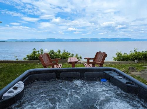 Cap-Saint-Ignace Chalet De Esquí | Chalet Studio #5 Waterfront with Spa Fireplace & Wifi