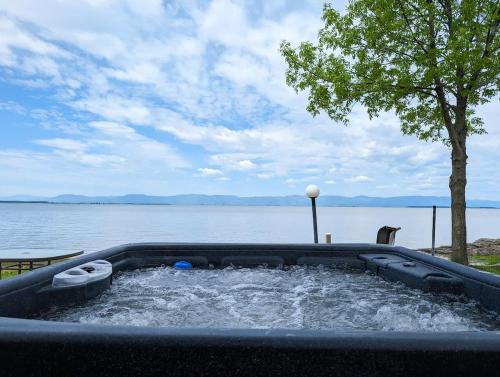 Cap-Saint-Ignace Chalet De Esquí | Chalet Studio #6 Waterfront with Spa Fireplace & Wifi