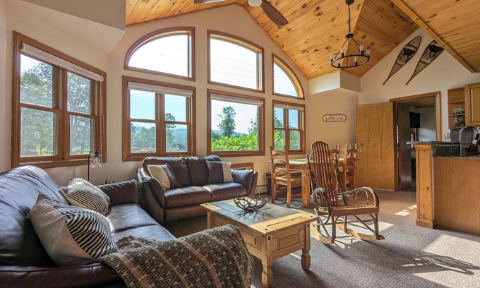 Woodstock Condominio | Chalet-styled condo in the heart of the White Mountains; pool / hottub / golfing