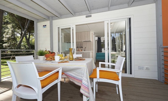 Baia Domizia Chalet De Esquí | Chalet con terraza y piscina