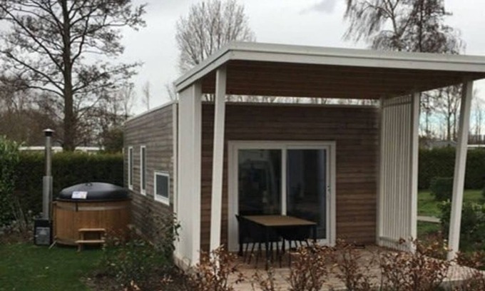 Dordtse Biesbosch Chalet De Esquí | Chalet with 2 bedrooms, a terrace and a hottub