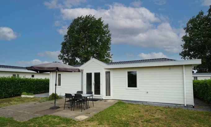 Dordtse Biesbosch Chalet De Esquí | Chalet with 2 bedrooms and a dishwasher