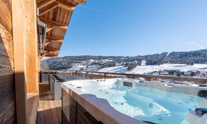 Les Gets Chalet De Esquí | Chalet con jacuzzi cerca del centro y vista de 180 ° del pueblo y las pistas.
