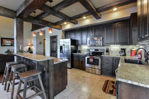 Lampe Casa | Chalets Resort Luxury Lakefront Villa Amazing View 2 Pools Free Amenities Dock