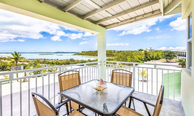 Ocean Point Apartamento | Chalk Sound: Lagoon Views, Great Eats and Beach Nearby