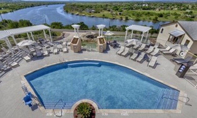 Marble Falls Complejo | Campos de golf desafiantes y bodegas de buen gusto!