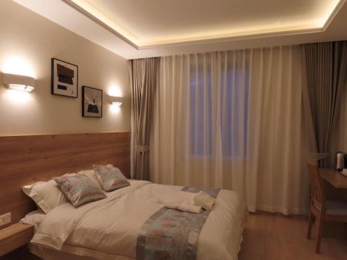 Bondy Casa | Chambre avec grand lit et salle de bain privative pour 2 personnes