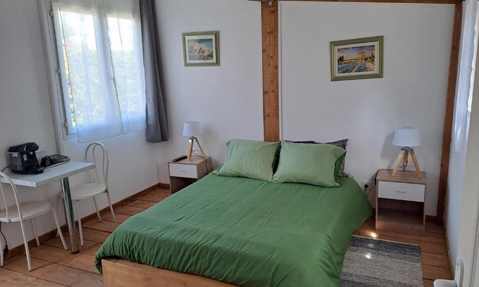 Rognes Cama Y Desayuno | Chambre basilic 2p, 2 nuits max, dans petit chalet 6km du festival de piano de la roque d'anthéron