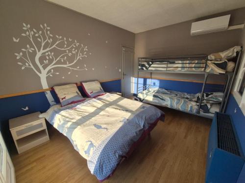 Nouzilly Casa | Chambre bleu dans un appartement independant de l habitation