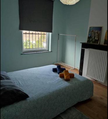 Collignon Casa | Chambre confortable lit double schaarbeek 1ere étage clé normal