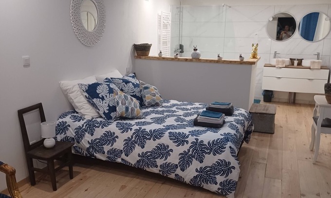 Neufmaisons Cama Y Desayuno | Chambre d'Emma, whirlpool bath, free Wi-Fi, free private parking