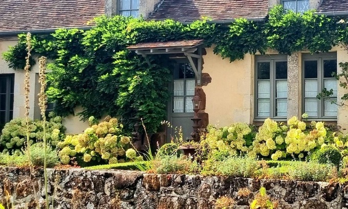 La Perriere Cama Y Desayuno | Chambre D'hôte de Charme Dans le Bourg Classé de La Perrière. Vue Panoramique