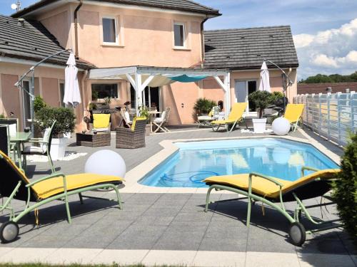 Monthureux-sur-Saone Cama Y Desayuno | Chambre d'hôtes de charme avec piscine terrasse et vue sur les prairies