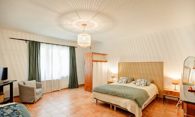 Pont-Saint-Esprit Casa | Chambre de la Cour-Triple-Confortable-Baño con bañera-Vista al patio