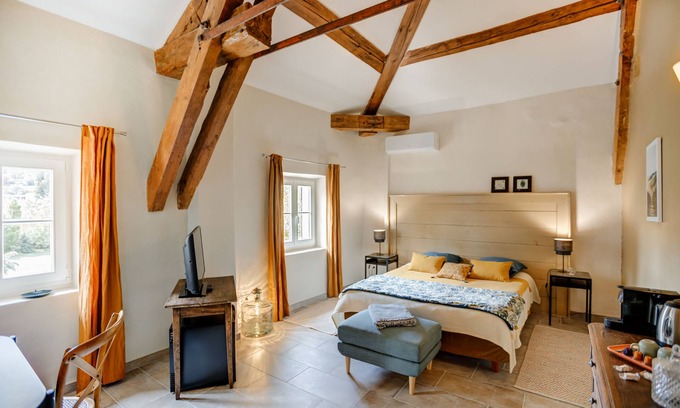 Pont-Saint-Esprit Casa | Chambre du Bassin-Habitacion Doble-Confortable-Habitación con desagüe-Vista a...