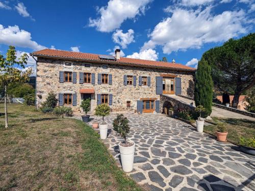 Retournac Cama Y Desayuno | Chambre d'hôtes en ferme restaurée avec piscine et espace pour groupes - FR-1-582-504
