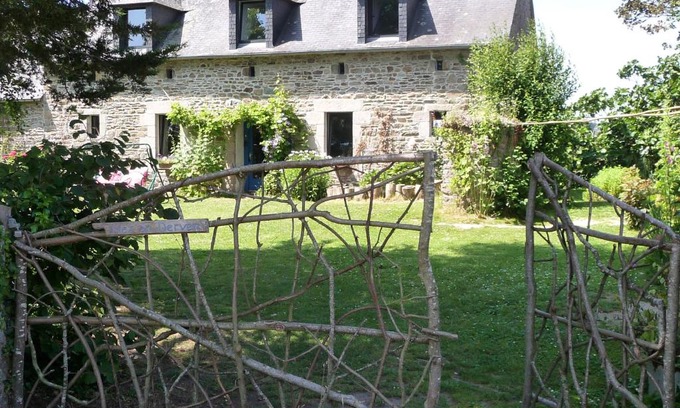 Le Ru Cama Y Desayuno | Chambre d'hôtes Suite 53m2 ou Caravane vintage avec cuisine et salle de bains privées, B&B 53m2 Suite or Vintage caravan with private kitchen and bathroom