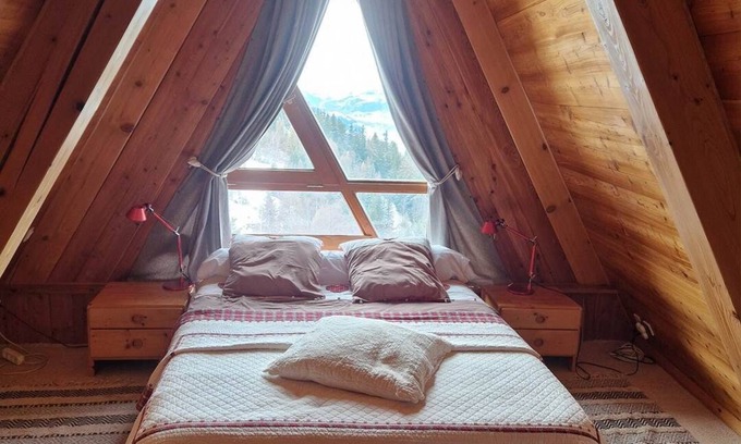 Arc-1600 Chalet De Esquí | Chambre d'hôte SUITE at the top of the chalet - sleeps 4 - 2 double beds in 2 rooms