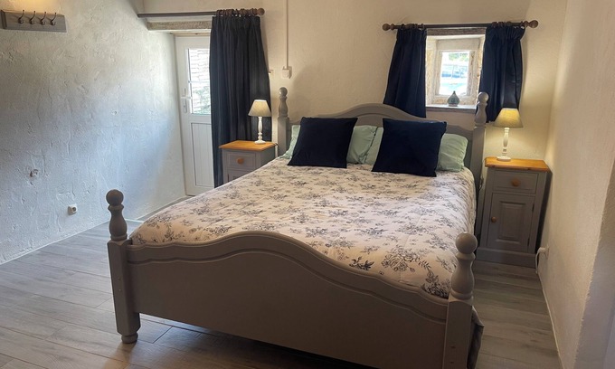 Brux Cama Y Desayuno | Chambre du Jardin, bed and breakfast - family room, sleeping 1-4