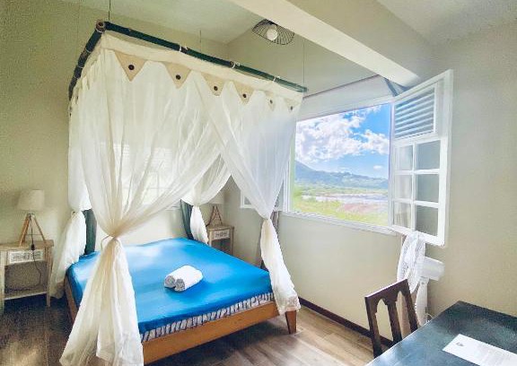 Le Morne-Rouge Casa | Chambre et SDB privative Ylang Ylang vue Mont Pelée dans maison partagée