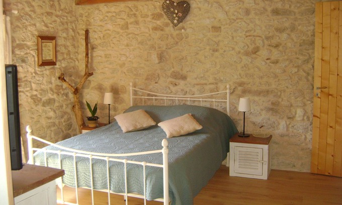 Castelnau-de-Montmiral Cama Y Desayuno | Chambre d'hôtes Acacia at "La Boriette" in peaceful Occitan Tuscany