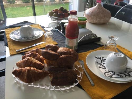 Le Landry Cama Y Desayuno | Chambre hôtes nichée sous les toits