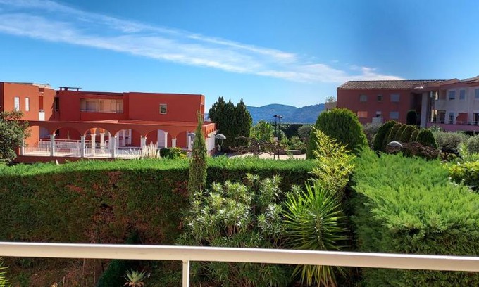 Mandelieu-La-Napoule Casa | chambre lit 2 personnes dans appartement du logeur