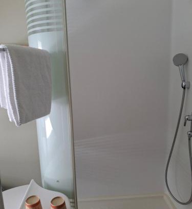 Bussigny-pres-Lausanne Cama Y Desayuno | Chambre privée avec lit double et sanitaires et TV mural