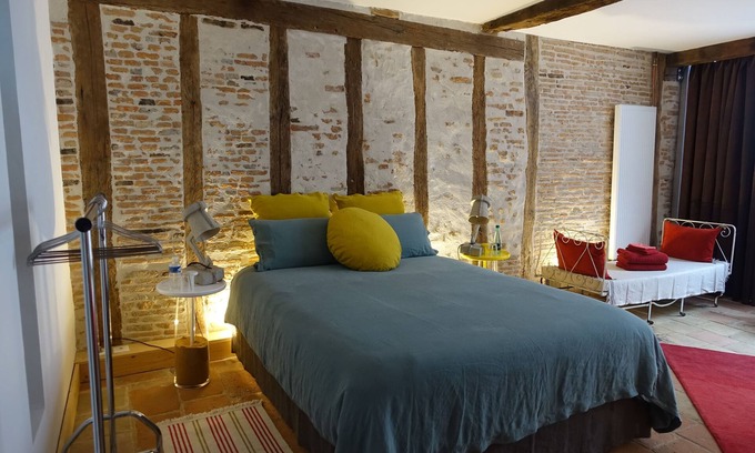 Lavaur Cama Y Desayuno | Chambre rouge-Habitacion Doble-De Lujo-Baño Privado-Vista al patio