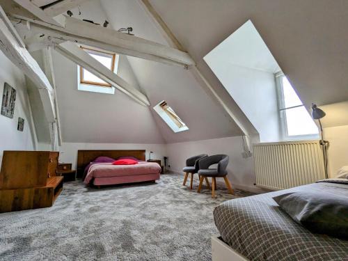 Chateauroux Cama Y Desayuno | Chambre spacieuse pour 4 pers. avec SDB privée et PDJ inclus à Châteauroux - FR-1-591-388