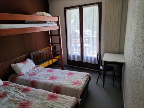 Vallouise-Pelvoux Casa | Chambre Triple avec Balcon et Salle de Bains Privative 4