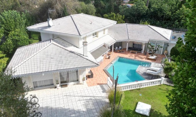 Ares Cama Y Desayuno | Chambres d'Hôtes Villa La Louisiane