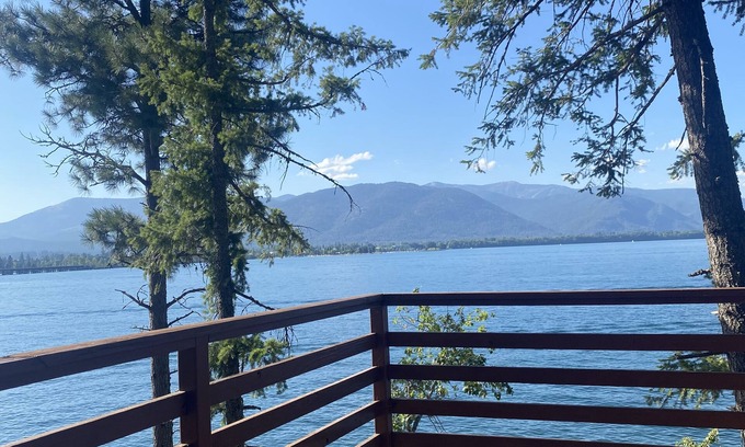 Sandpoint Cabina | Champagne Sunsets Lakefront with Loft & Dock, View & private waterfront