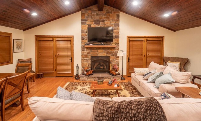 White Cabina | Champion Charmer - Spacious Backyard w/ Grill