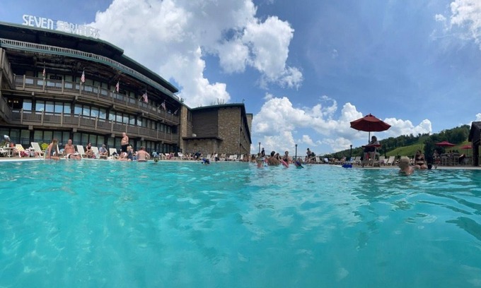 Seven Springs Apartamento | Champion Hotel | King Suite + Separate Living Area