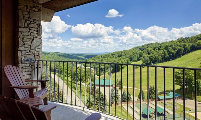 Seven Springs Apartamento | Champion Hotel | Queen Tower Room + In-Room Perks