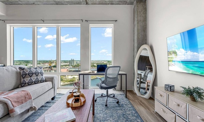 Channel District Apartamento | Channelside Oasis for Remote Workers! Steps to DT