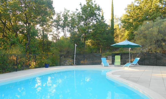 Collorgues Otro | Un remanso de paz a la sombra de los robles. Dos habitaciones, aire acondicionado, piscina, terraza.