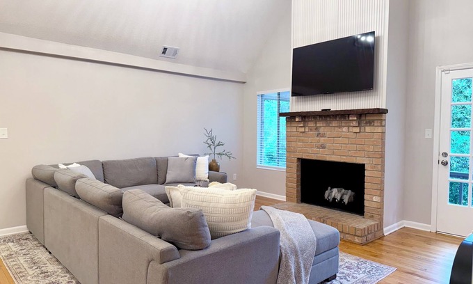 Tallahassee Casa | CHAPEL HAVEN \ 6 Bedrooms \ 4 Bathroom \ 8 Beds \ 2-Unit Home \ 2 Kitchens
