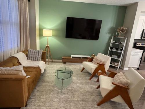Southwest Edmonton Casa | Chappelle Comfort Unique Retreat with AC