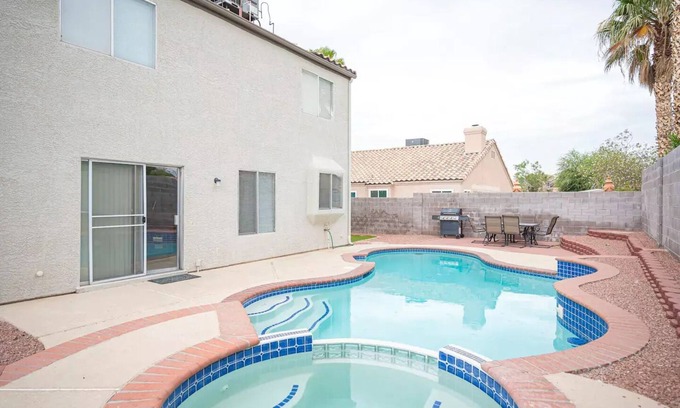 Highland Hills Casa | ¡Espléndida casa de 3 dormitorios con piscina y spa!