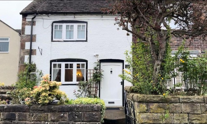 Cheddleton Casa | Chapter Cottage, Cheddleton Nr Alton Towers, Peak District, Foxtail Barns, the Ashes