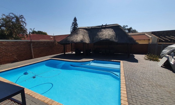 Montana Park Cabaña | Chapter One Overnight Cottage is a spacious and private self-catering cottage