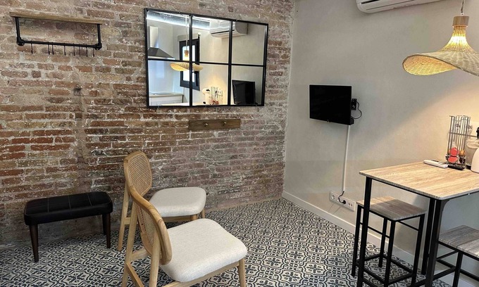 Collblanc y La Torrassa Apartamento | Charming apartment with patio & pool